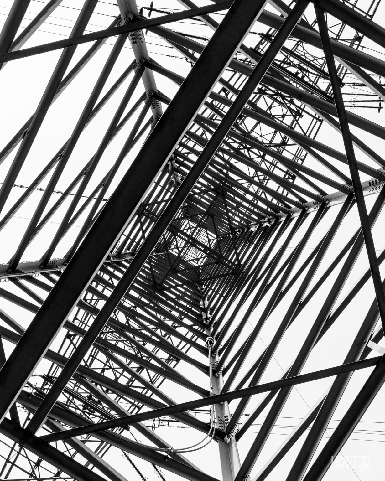 Blick nach oben durch eine Stahlkonstruktion – Fotografie von Michael Kratzer